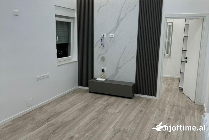 Ambiente Commerciale in Affitto 3+1 a Tirana - 799 Euro