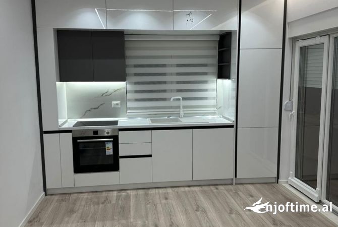 Ambiente Commerciale in Affitto 3+1 a Tirana - 799 Euro