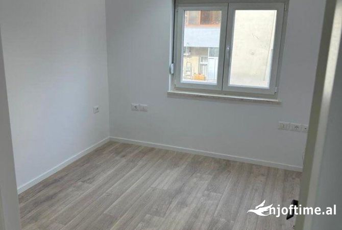Ambiente Commerciale in Affitto 3+1 a Tirana - 802 Euro