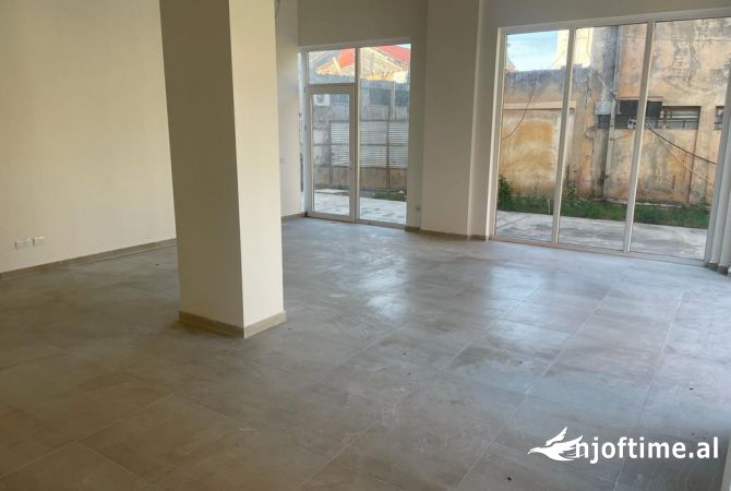 Ambiente Commerciale in Affitto 1+1 a Tirana - 499 Euro