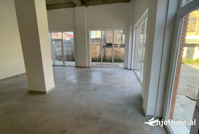 Ambiente Commerciale in Affitto 1+1 a Tirana - 499 Euro