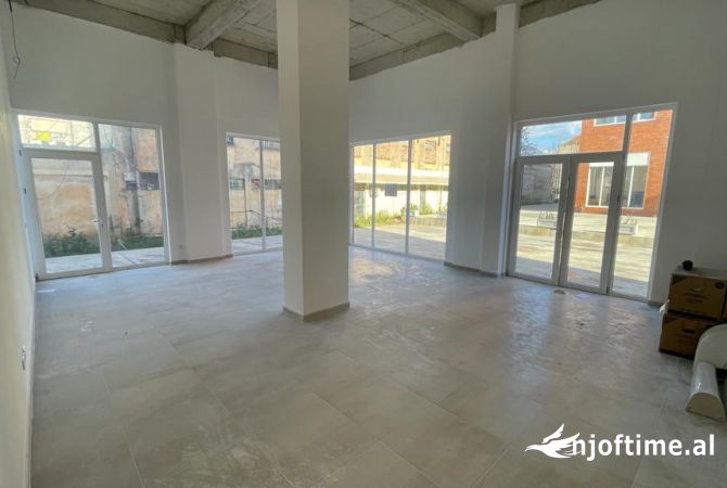 Ambiente Commerciale in Affitto 1+1 a Tirana - 499 Euro