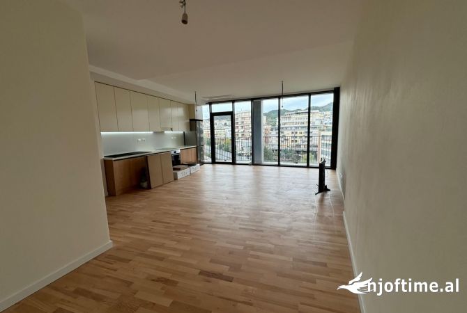 Ambiente Commerciale in Affitto 3+1 a Tirana - 1,400 Euro