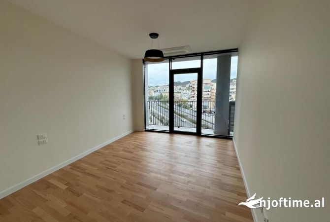 Ambiente Commerciale in Affitto 3+1 a Tirana - 1,400 Euro