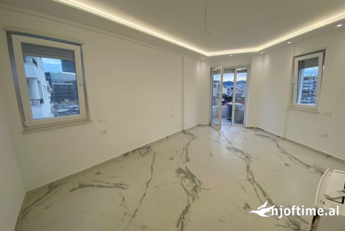 Ambiente Commerciale in Affitto 3+1 a Tirana - 1,000 Euro