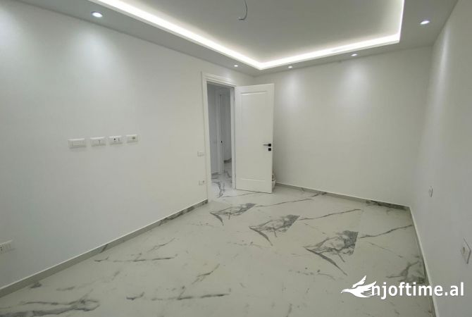Ambiente Commerciale in Affitto 3+1 a Tirana - 1,002 Euro