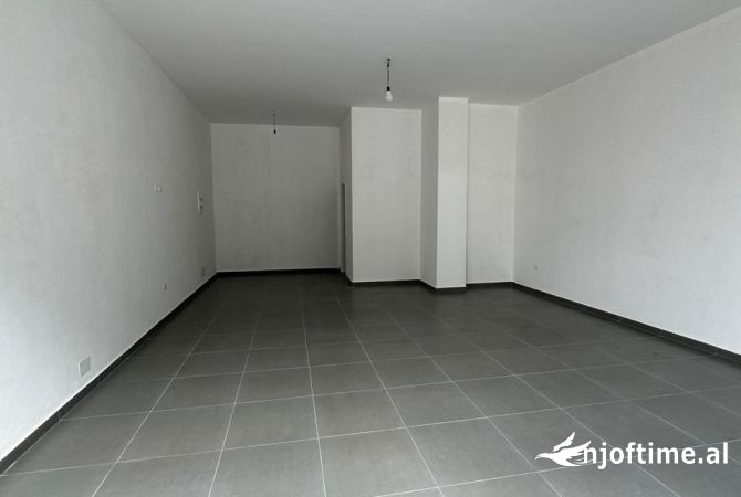 Ambiente Commerciale in Affitto 1+1 a Tirana - 801 Euro