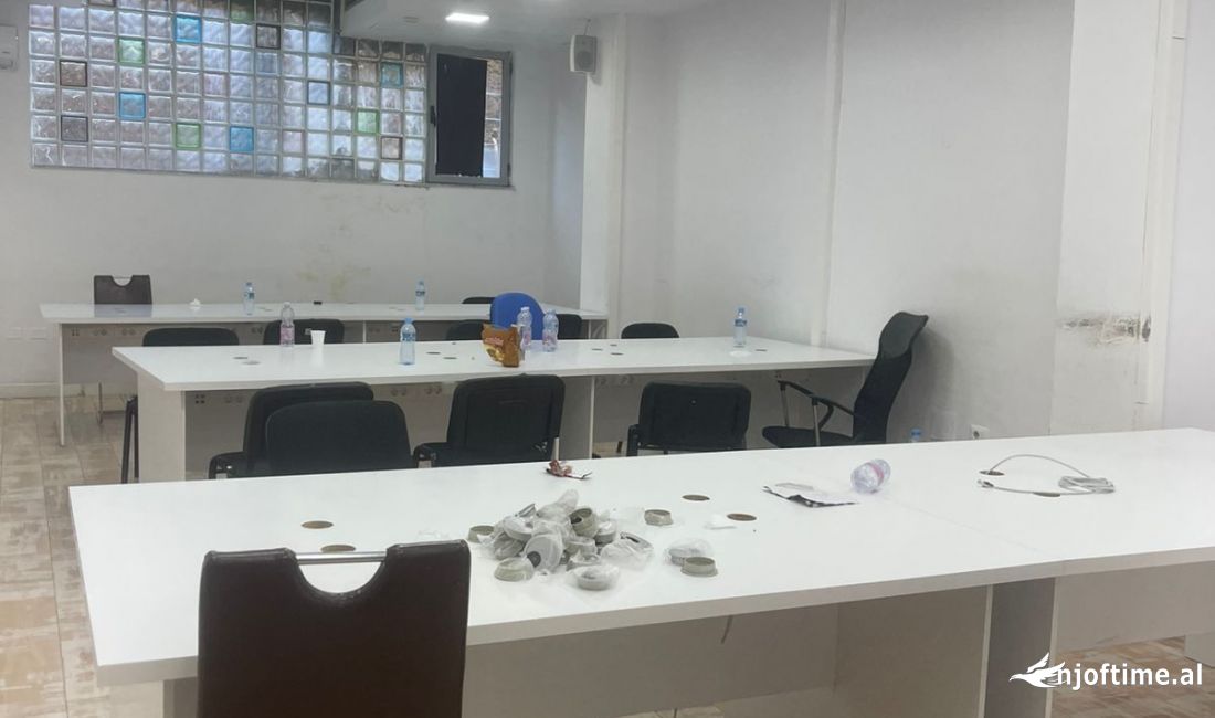  Ambjent biznesi me qera 5+1+3 Kryqezimi i Selvise ( VR004)