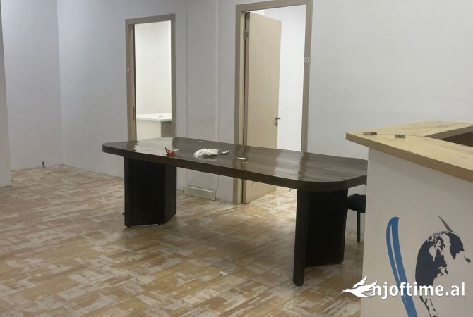  Ambjent biznesi me qera 5+1+3 Kryqezimi i Selvise ( VR004)