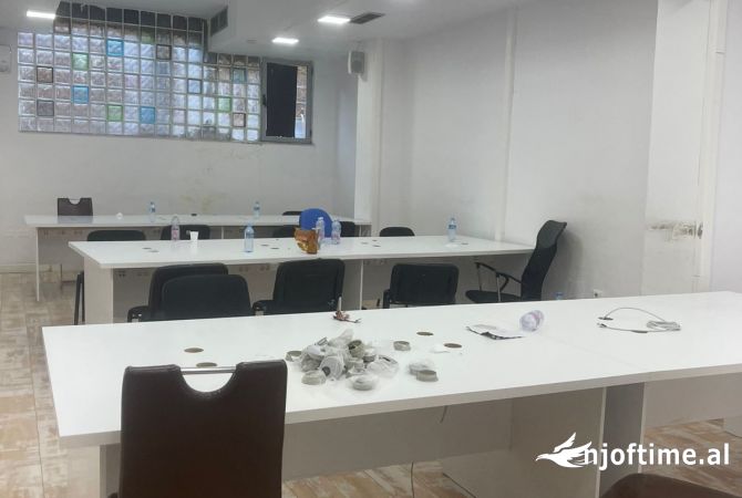 Ambiente Commerciale in Affitto 3+1 a Tirana - 2,500 Euro