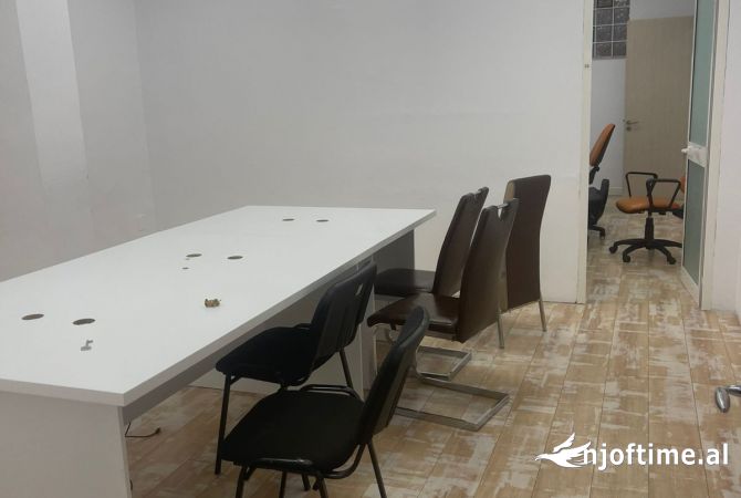 Ambiente Commerciale in Affitto 3+1 a Tirana - 2,500 Euro