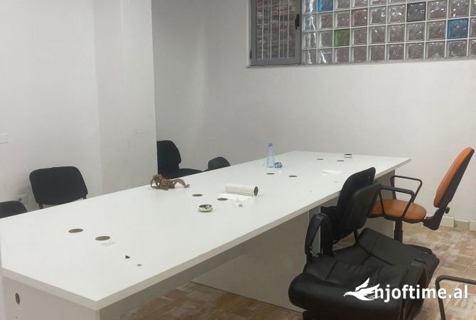Ambiente Commerciale in Affitto 3+1 a Tirana - 2,500 Euro