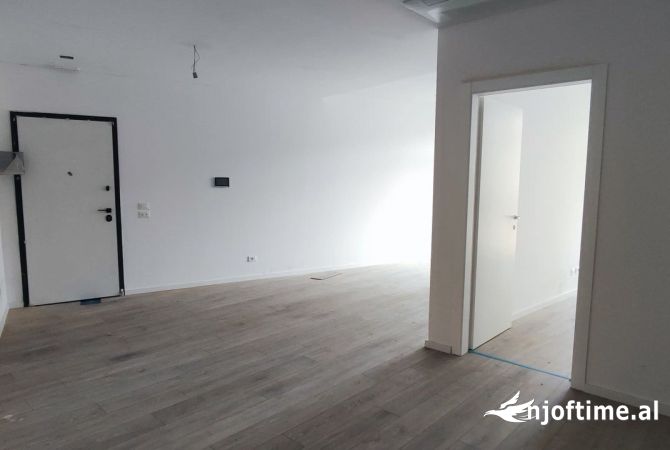 Ambiente Commerciale in Affitto 3+1 a Tirana - 1,201 Euro