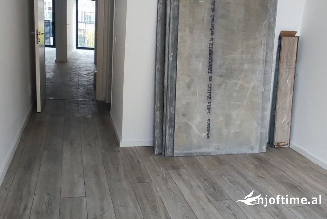 Ambient biznesi  me qera 2+1 Liqeni Artificial ( VR004)