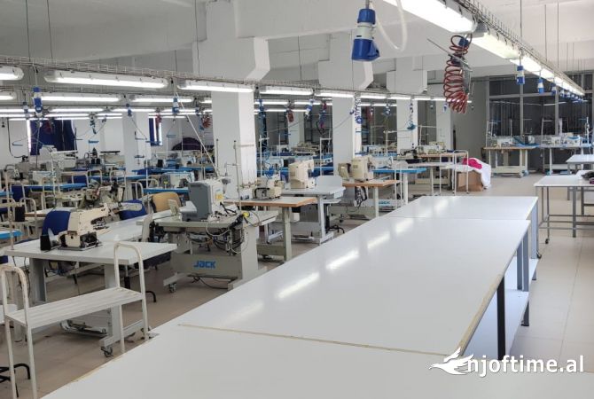 Ambiente Commerciale in Affitto 4+1 a Tirana - 2,851 Euro