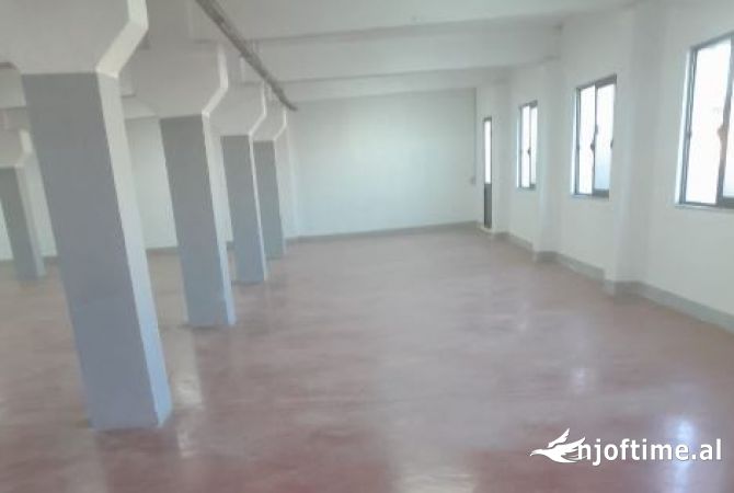 Ambiente Commerciale in Affitto 4+1 a Tirana - 1,500 Euro