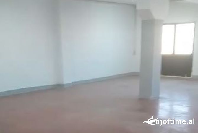 Ambiente Commerciale in Affitto 4+1 a Tirana - 1,500 Euro