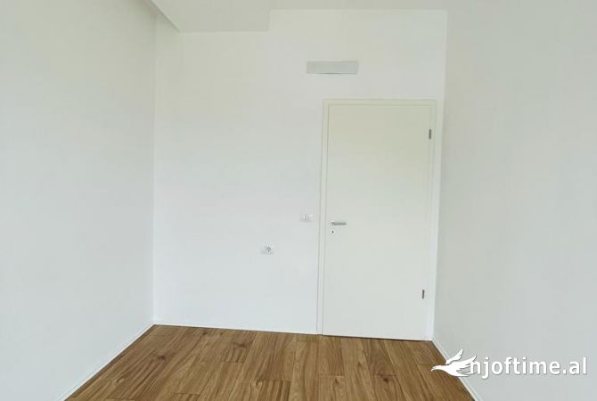 Ambiente Commerciale in Affitto 3+1 a Tirana - 699 Euro