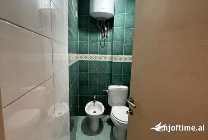 Ambiente Commerciale in Affitto 3+1 a Tirana - 702 Euro