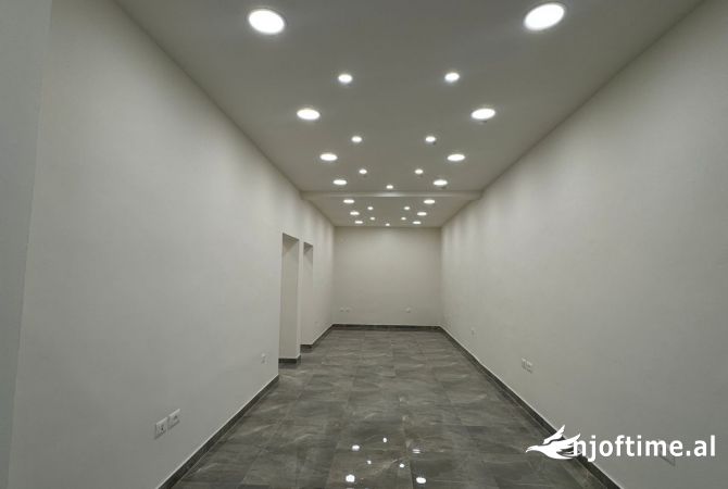 Ambiente Commerciale in Vendita 1+1 a Tirana - 502,500 Euro