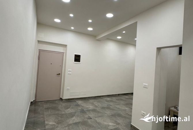 Ambiente Commerciale in Vendita 1+1 a Tirana - 502,500 Euro