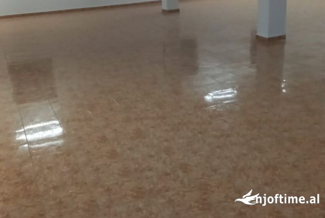 Ambiente Commerciale in Affitto 1+1 a Tirana - 500 Euro