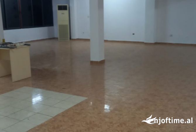 Ambiente Commerciale in Affitto 1+1 a Tirana - 500 Euro