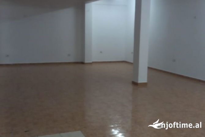 Ambiente Commerciale in Affitto 1+1 a Tirana - 500 Euro