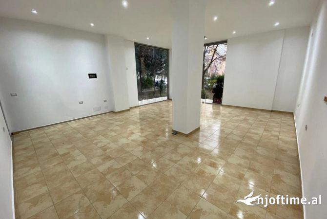 Ambiente Commerciale in Affitto 1+1 a Tirana - 350 Euro