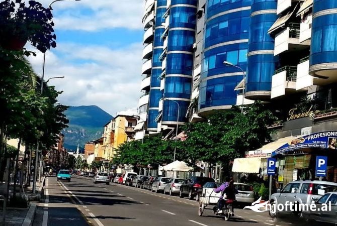 Ambiente Commerciale in Affitto 1+1 a Tirana - 900 Euro