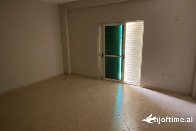 Ambiente Commerciale in Affitto 1+1 a Tirana - 1,000 Euro