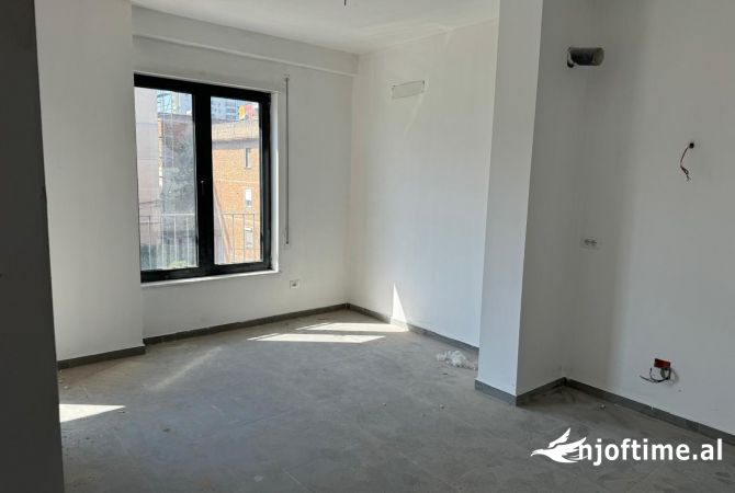 Ambiente Commerciale in Affitto 3+1 a Tirana - 450 Euro