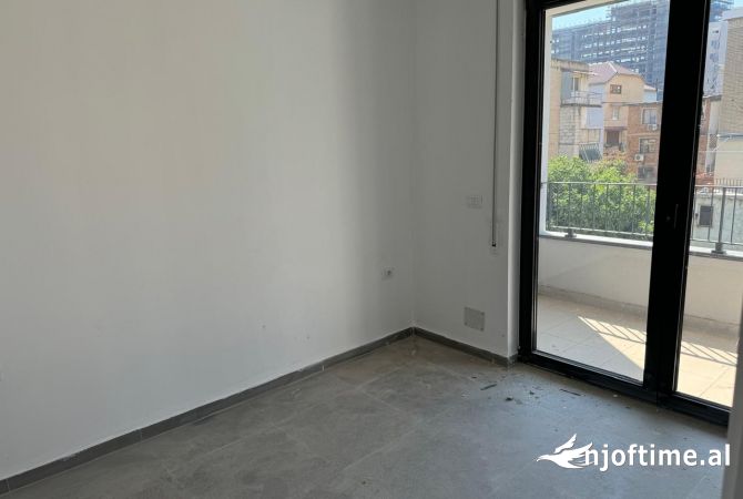 Ambiente Commerciale in Affitto 3+1 a Tirana - 450 Euro