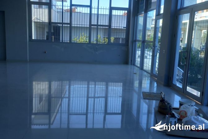 Ambiente Commerciale in Affitto 1+1 a Tirana - 1,000 Euro