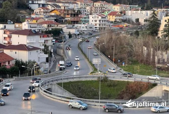 Ambiente Commerciale in Affitto 4+1 a Tirana - 900 Euro