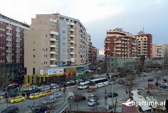 Ambiente Commerciale in Affitto 4+1 a Tirana - 1,399 Euro