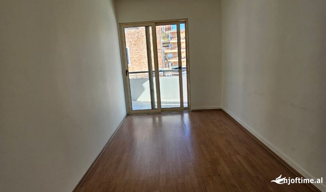 Ambient biznesi me qera - Komuna e Parisit (VR111)