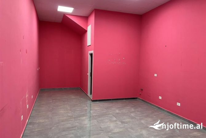 Ambiente Commerciale in Affitto 1+1 a Tirana - 600 Euro
