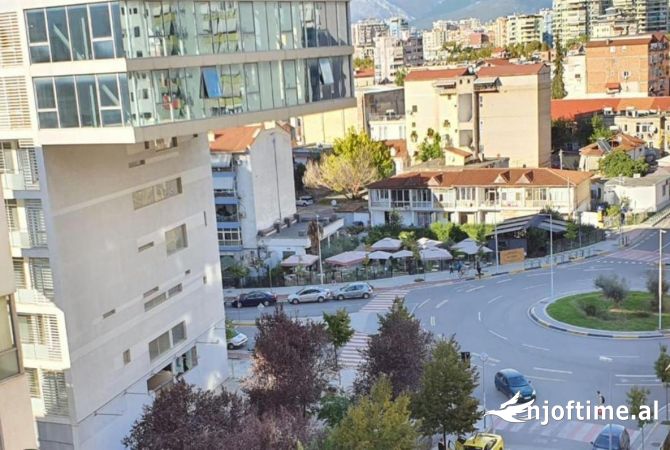 Ambient biznesi me qera - Komuna e Parisit (VR111)