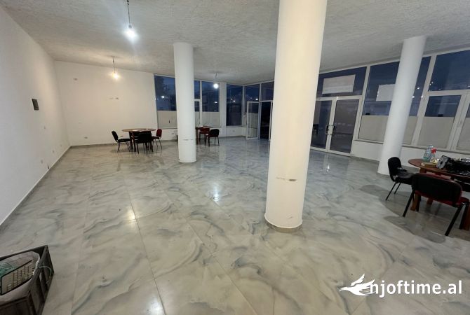 Ambiente Commerciale in Affitto 1+1 a Tirana - 600 Euro