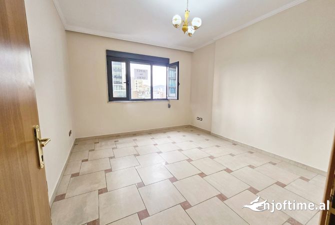 Ambiente Commerciale in Affitto 1+1 a Tirana - 1,100 Euro