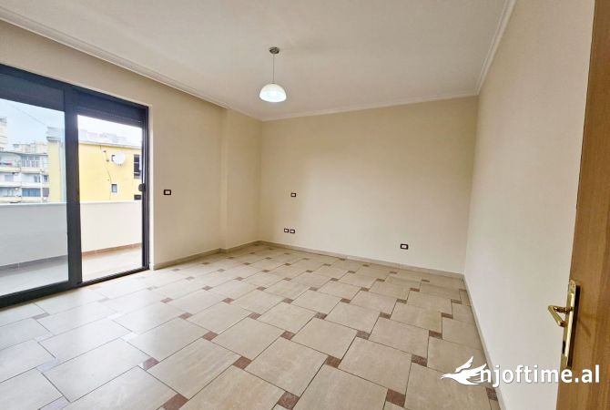 Ambiente Commerciale in Affitto 1+1 a Tirana - 1,100 Euro