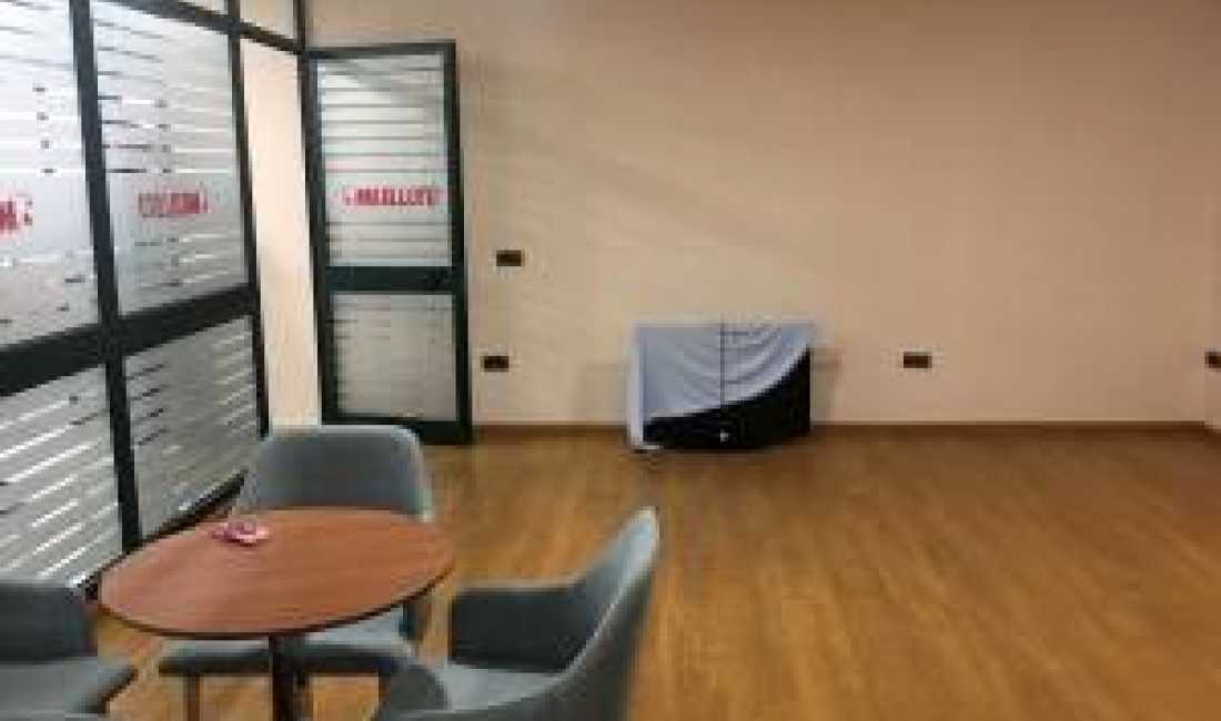 Tirane, shes ambjent biznesi Kati 0, 251 m2 251.000 Euro (Qender)