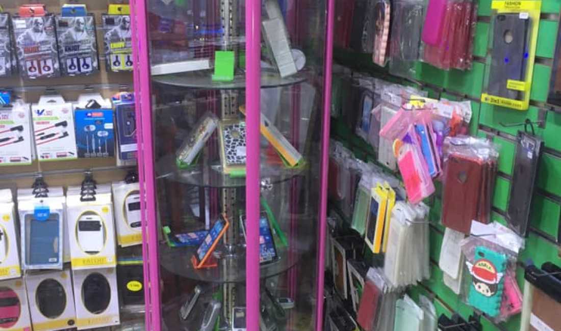 Shiten dy vitrina reklamuese