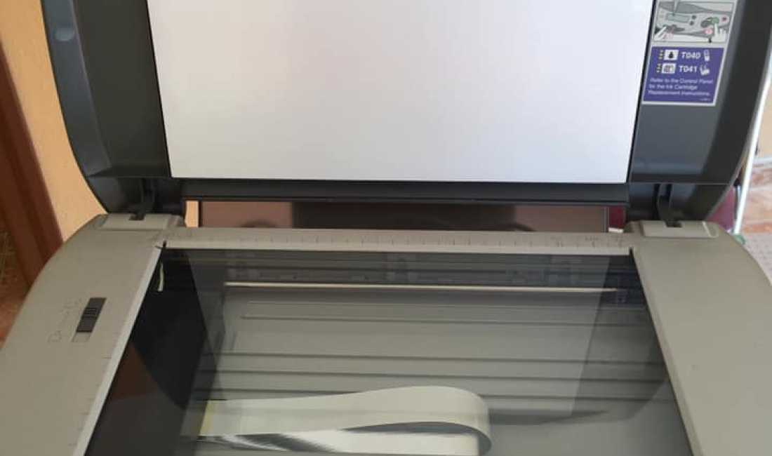 shiten aparat fotokopimi bardh e zi dhe printer me ngjyra 