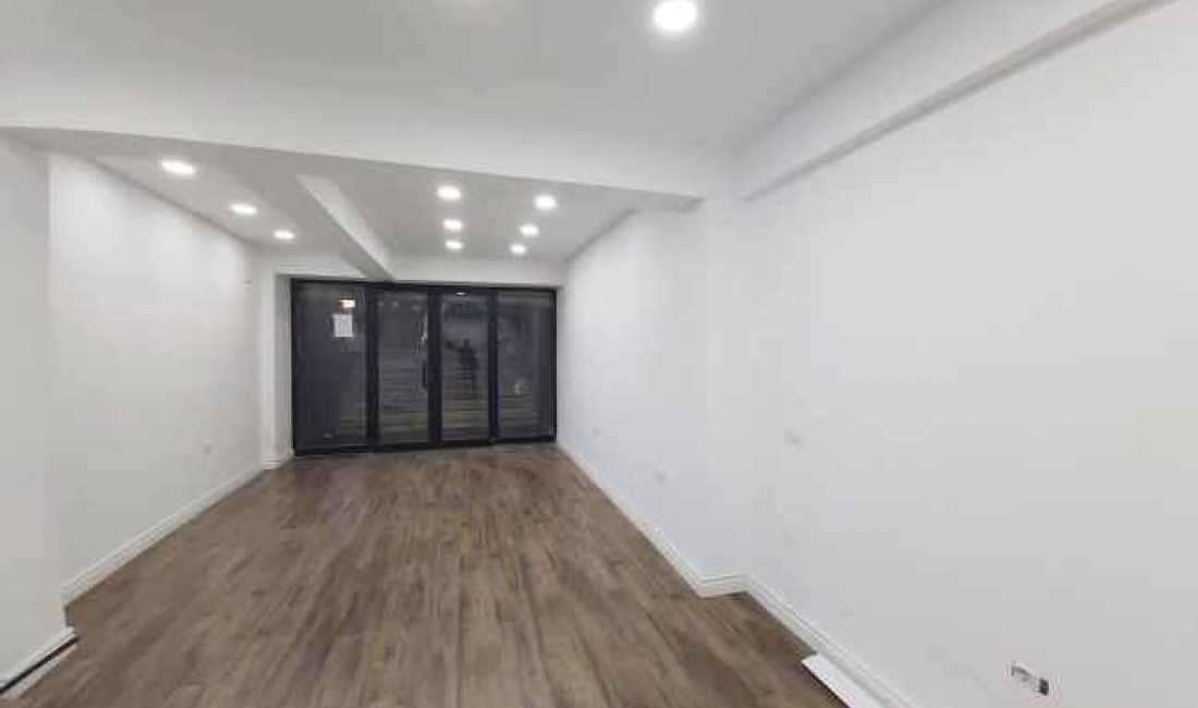 Amb (37 m2) i Pershtatshem per Dyqane etj, ne Rruge Kryesore (Laprake/Dritan Hoxha) PARKET