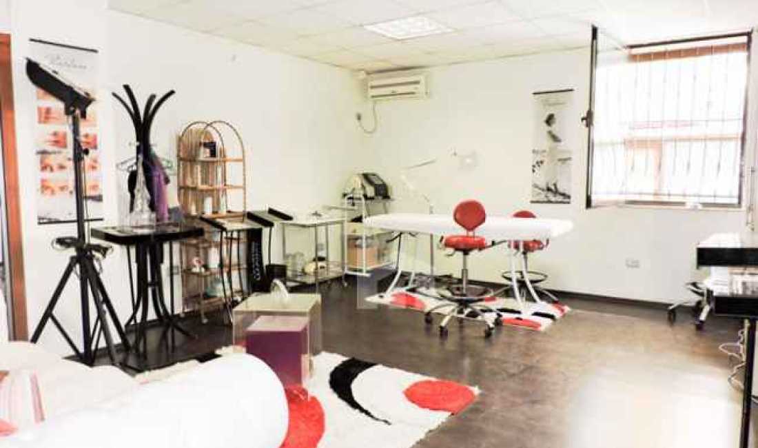 Shitet ambient komercial ne Bllok me super cmim!