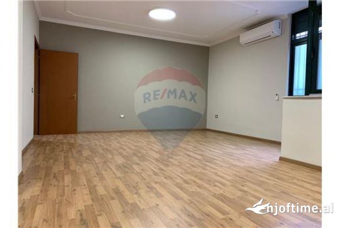 Ambiente Commerciale in Affitto 3+1 a Tirana - 550 Euro