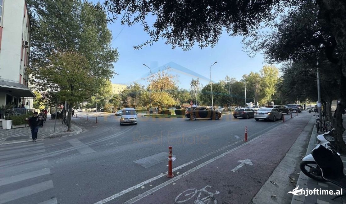 Shitet, Ambient Biznesi, Rruga Ibrahim Rugova.  UNA49114