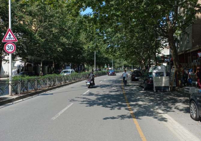 Tirane, jepet me qera dyqan Kati 1, 80 m2 1.600 Euro (rruga Ferit Xhajko)